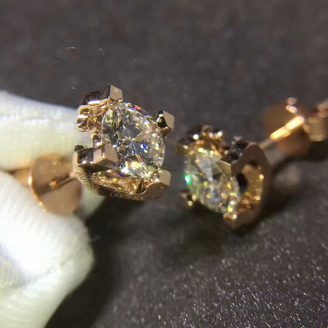 Boucles d'oreilles C DE Cartier en or rose 18 carats chacune sertie d'un diamant taille brillant N8502300